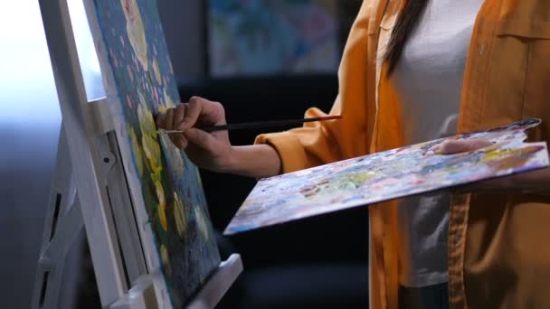 Hand schilderen van de foto met borstel uit palet - Video