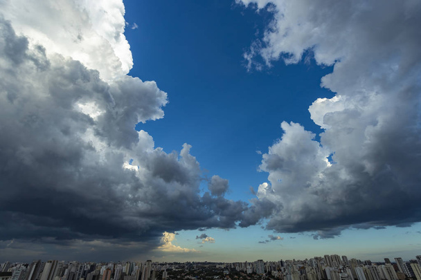 Вид на темное грозовое небо. Скоро будет дождь. Образец облаков над городом. Очень сильное дождливое небо в городе Сао-Паулу, Бразилия Южная Америка
.  - Фото, изображение