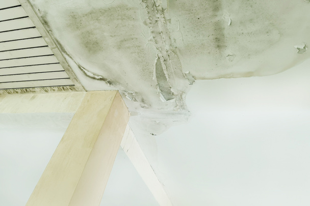 Regen water lekkage aan het plafond veroorzaken schade, tegels en gips board . - Foto, afbeelding