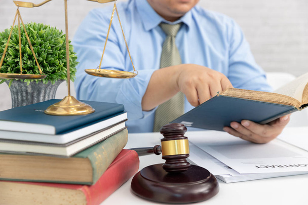 Hukuk, avukat ve çalışma ve iş sözleşme kağıtları Office tartışırken işadamı kavramlarını. - Fotoğraf, Görsel