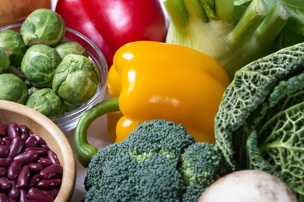 Contexte d'une alimentation saine et propre avec des fruits, légumes, superaliments, légumes en feuilles. Concentration douce
. - Photo, image