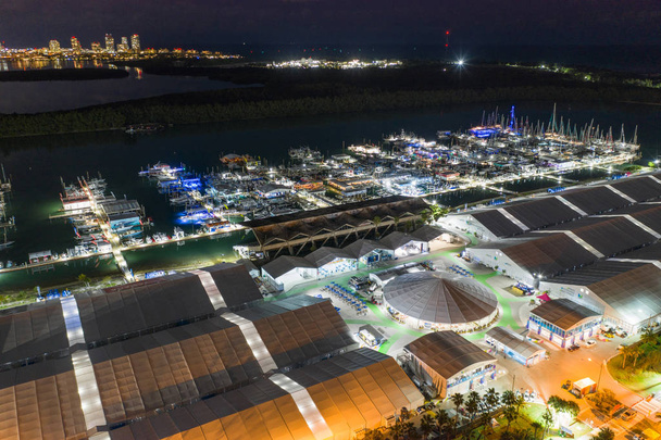 Légi éjszakai kép Miami Yacht Show 2019 Key Biscayne - Fotó, kép