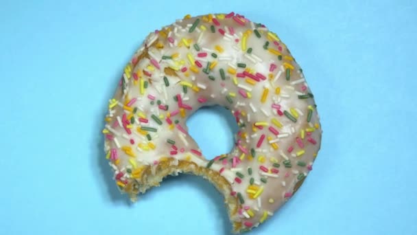 Heerlijke zoete donut spinnen op gekleurde achtergrond - Video