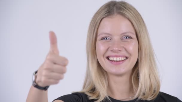 Rosto de jovem mulher loira feliz dando polegares para cima
 - Filmagem, Vídeo