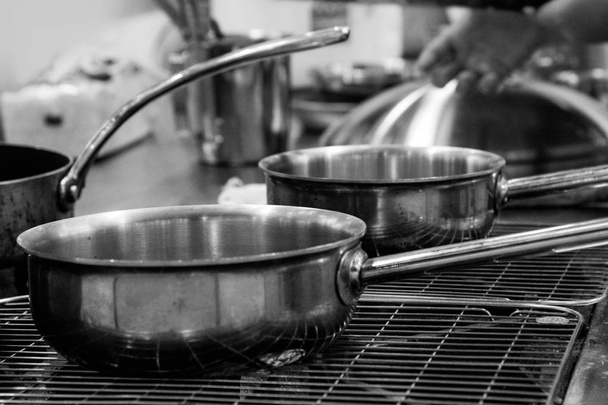 Stalowe garnki, naczynia ze stali nierdzewnej czarny biały idealna, kuchenka do gotowania, naczynia do gotowania - Zdjęcie, obraz