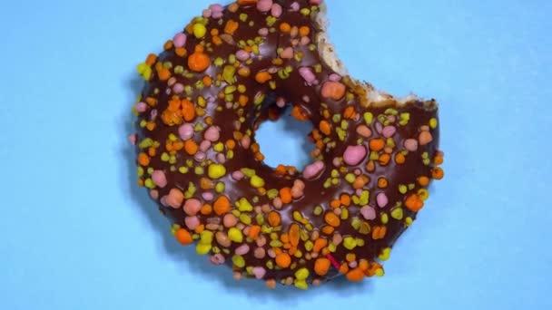 Delicioso donut dulce girando sobre fondo de color
 - Imágenes, Vídeo