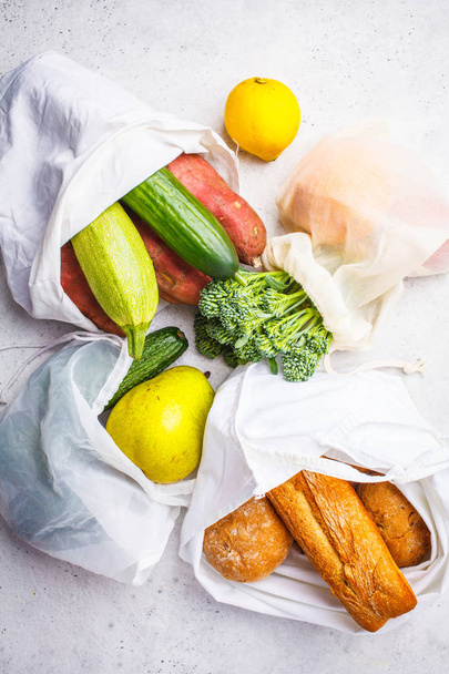 Nul afval concept. Eco tassen met fruit en groenten, eco vriendelijke vegan plat lag, kunststof gratis - Foto, afbeelding