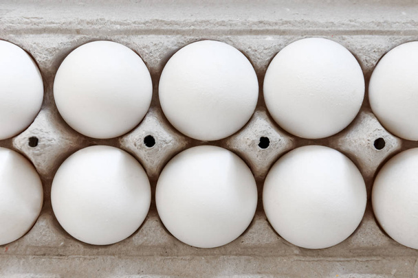 Fehér tojás szerves kartondoboz, zár megjelöl kilátás. - Fotó, kép