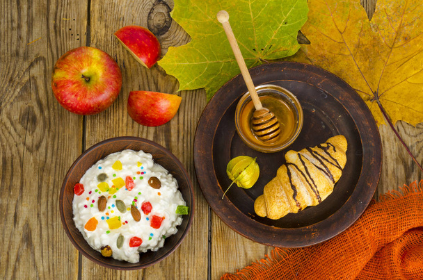 Свежий творог с фруктами и орехами, мёд, круассан на обед. Студия фото
 - Фото, изображение