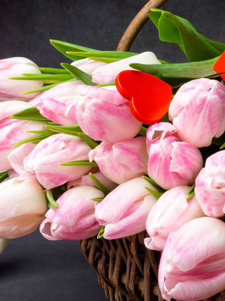 Enorme bouquet di tulipani rosa in cesto di vimini. Cartolina motivo, spazio copia, con decorativo cuore rosso, giorno delle donne, 8 marzo
 - Foto, immagini