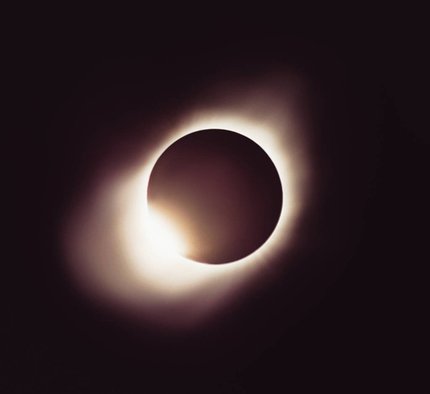 Eclipse lunar. Eclipse solar completo. Planeta con resplandor
 - Foto, Imagen