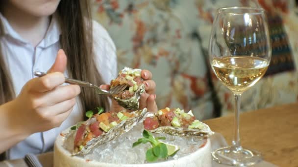 Mooie blonde vrouw eten en drinken in restaurant, lunchpauze - Video