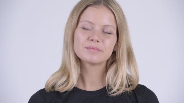 Visage de jeune femme blonde heureuse relaxant avec les yeux fermés
 - Séquence, vidéo