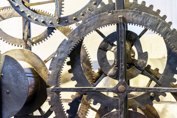 Szczegóły stary mechanizm zegarowy z XIX wieku w Muzeum Kolomensky Park Moscow. - Zdjęcie, obraz