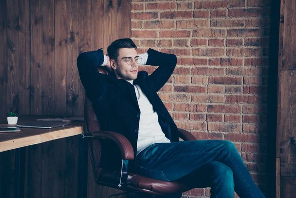 Портрет его красивого стильного стильного интеллигентного парня, юриста-экономиста, сидящего в кресле и наслаждающегося свободным временем
 - Фото, изображение
