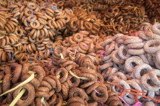 Asciugatrici e pretzel appena sfornati in vendita da uno stand di strada durante l'annuale Festival del pane e del pan di zenzero a Jawor, Polonia - Foto, immagini