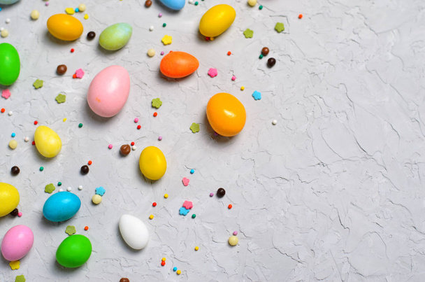 Čokoládová vajíčka a sypání na šedém pozadí, sladký velikonoční dárek, dovolená Concept - Fotografie, Obrázek
