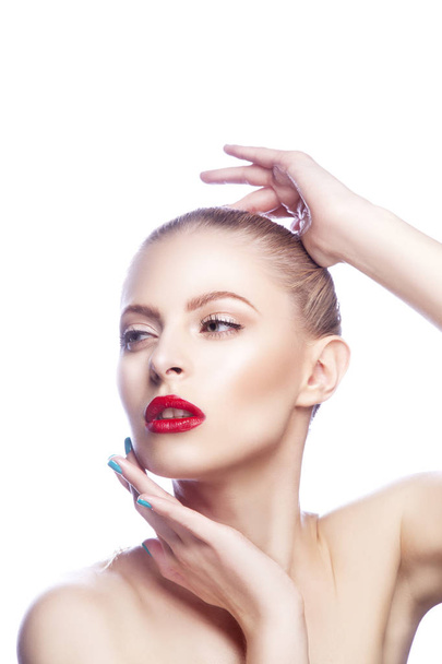 Retrato de mujer con labios rojos y esmalte de uñas azul
 - Foto, imagen