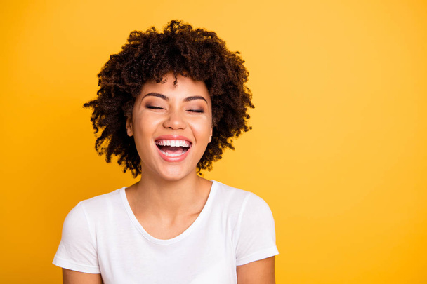 Close up photo pretty amazing she her dark skin lady scream shout of laughing funny joke humor comic story open mouth wearing casual white t-shirt isolated yellow bright vivid background - Foto, immagini