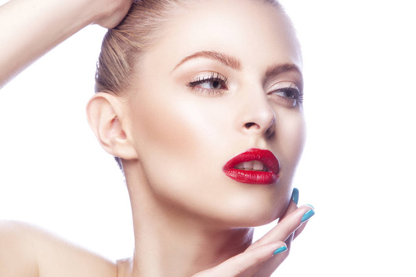 Retrato de mujer con labios rojos y esmalte de uñas azul
 - Foto, imagen