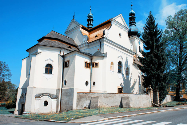 チェコ共和国、Buchlovice、聖マルティン教会青緑、オレンジ フォト フィルター. - 写真・画像