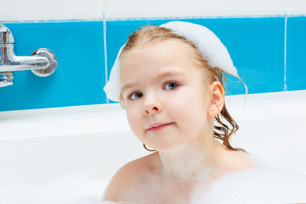 portrait de petite fille prenant un bain avec de la mousse
 - Photo, image