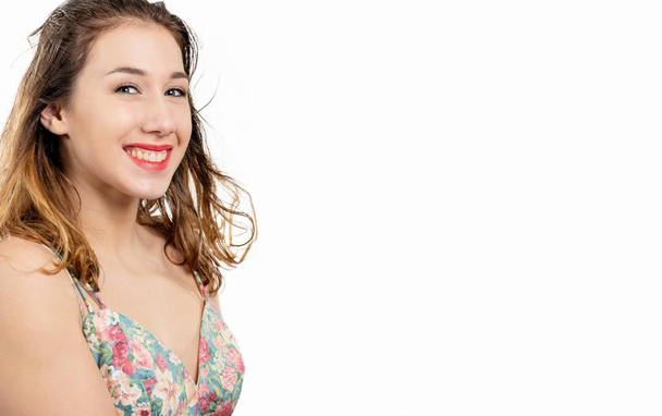 una giovane donna attraente sorridente isolata su uno sfondo bianco
 - Foto, immagini
