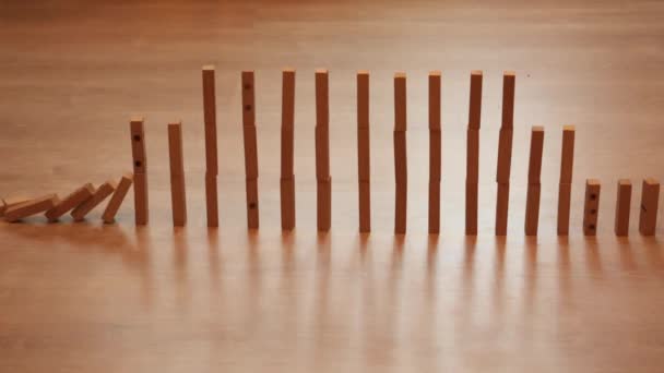 figura construída de dominós caindo em câmera lenta
 - Filmagem, Vídeo