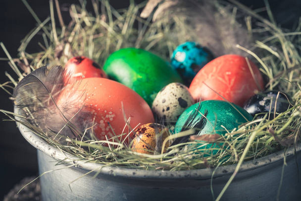 Close-up van kleur eieren voor Pasen op hooi - Foto, afbeelding