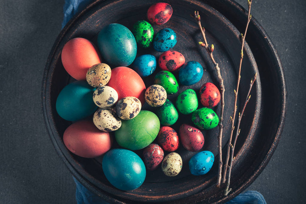 Fresh Easter eggs in old clay plate - Фото, зображення