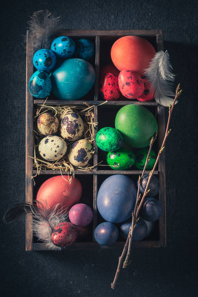 Quail and hen Easter eggs in old wooden box - Foto, Imagem
