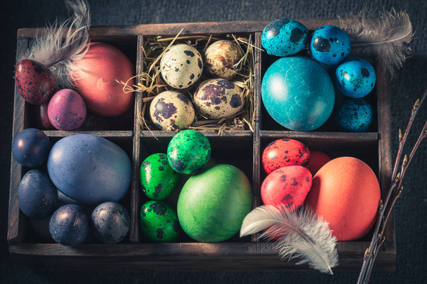 Fresh Easter eggs in small wooden box - Foto, afbeelding