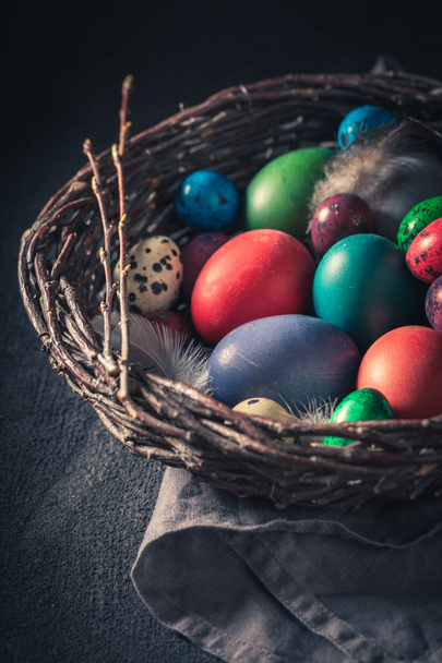 Quail and hen eggs for Easter in old wicker basket - Foto, Imagem