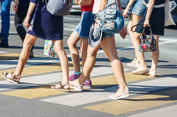 пішоходів, що перетинають дорогу на пішохідному переході в літній сонячний день
 - Фото, зображення