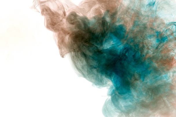 die Textur des grauen Rauchs ist wie ein Aquarell auf weißem Hintergrund mit Übergängen der Materie zwischen blau und rot wie eine chemische Reaktion, die aus einer elektronischen Zigarette ausgeatmet wird. T-Shirt-Aufdruck.  - Foto, Bild