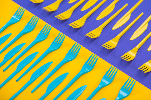 Set colorato di stoviglie in plastica isolato su sfondo
 - Foto, immagini