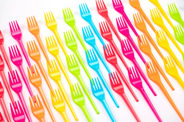 Muitos garfos de plástico de cor em um fundo brilhante
 - Foto, Imagem