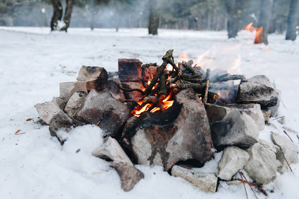背景に雪で冬の森でたき火 - 写真・画像