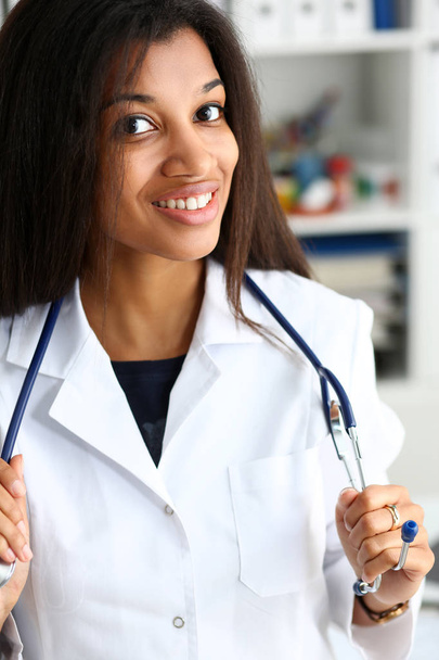 Beautiful black smiling female doctor portrait - Foto, Bild