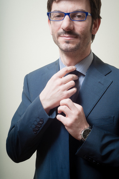 éxito hombre de negocios ajustar corbata
 - Foto, Imagen