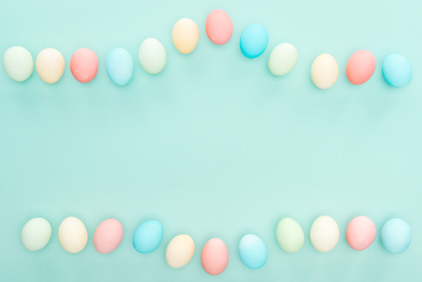 vue de dessus des œufs de Pâques pastel isolés sur bleu
 - Photo, image