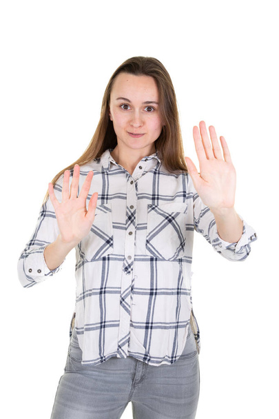 νεαρή γυναίκα, κάνοντας μια απόρριψη που θέτουν χέρι πινακίδα stop άρνηση με δύο παλάμη - Φωτογραφία, εικόνα
