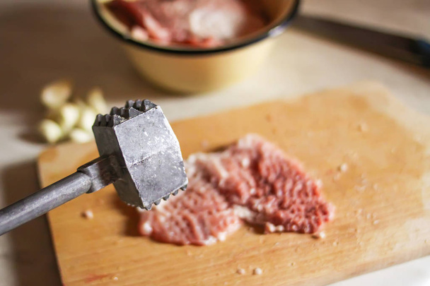 Syrové čerstvé nasekané steaky na kotlety a masové kladivo na řezací desce - Fotografie, Obrázek