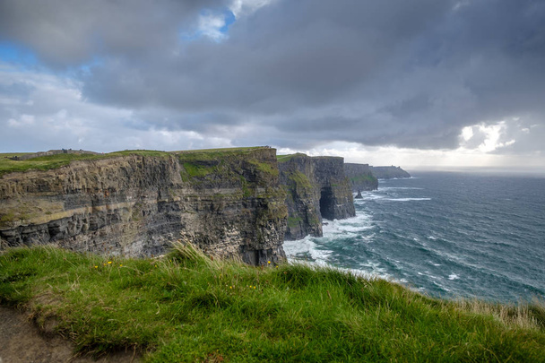 Météo orageuse sur la côte rocheuse pittoresque d'Irlande, Europe
 - Photo, image