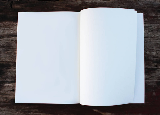 Білий аркуш паперу на дерев'яному столі на відкритому повітрі
 - Фото, зображення