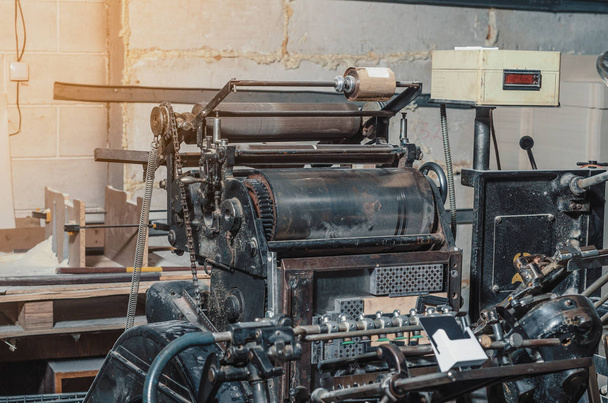 Máquina de impresión vintage para tallar en la impresión. Parte del viejo mecanismo, reguladores, engranajes
. - Foto, imagen