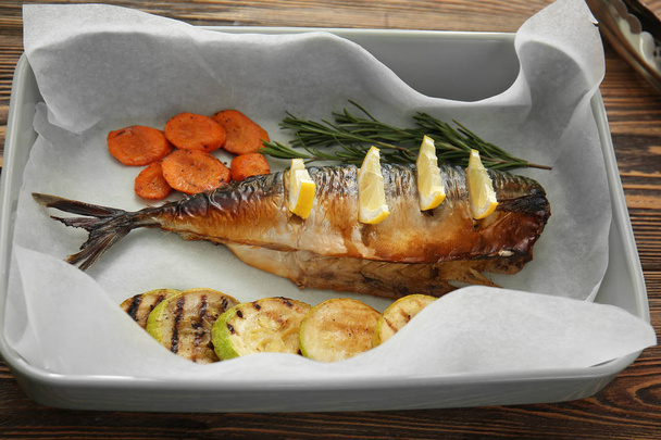 Backform mit leckerem Makrelenfisch auf dem Tisch - Foto, Bild