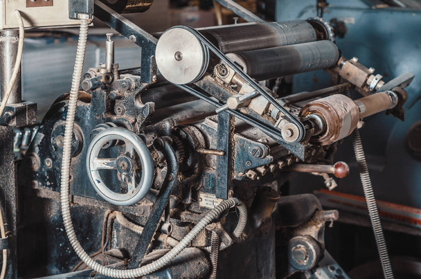 Vintage tiskový stroj pro carving v tisku. Část starých mechanismus, regulátory, ozubená kola. - Fotografie, Obrázek
