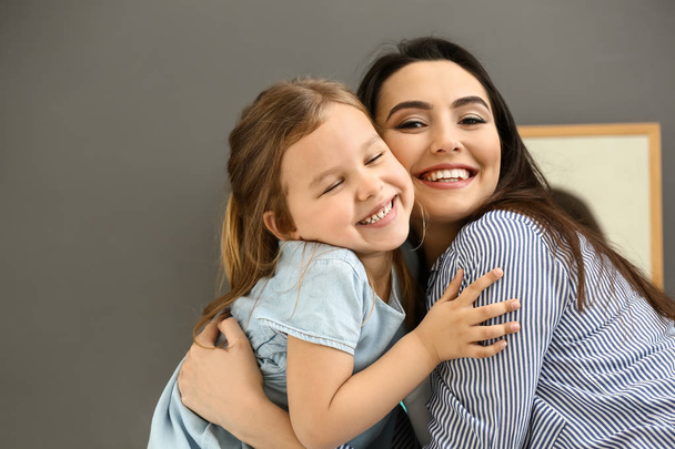 Πορτρέτο του χαριτωμένο μικρό κορίτσι με τη μητέρα - Φωτογραφία, εικόνα