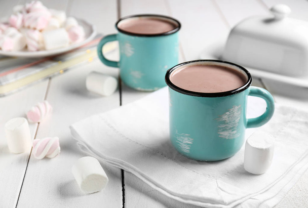 Hrnek horké kakao nápoj s marshmallows na bílém stole - Fotografie, Obrázek